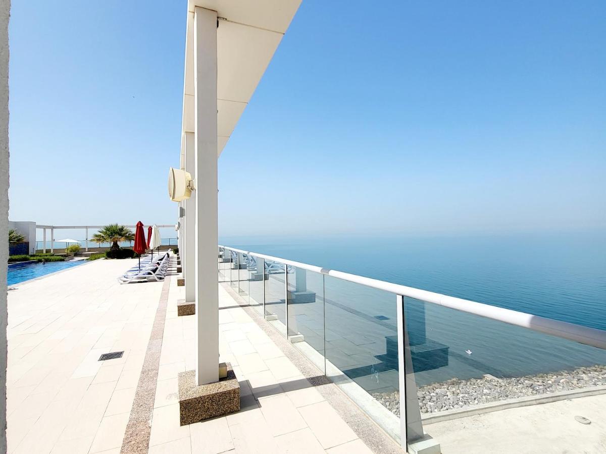 Luxurious 2 Bedroom Beachfront Apartment - Direct Seaview Рас-ель-Хайма Екстер'єр фото