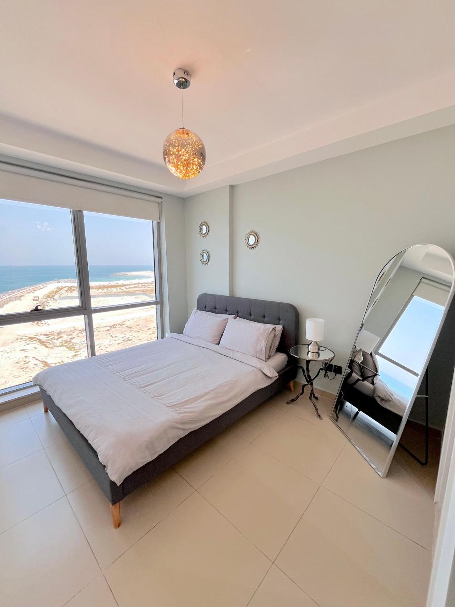 Luxurious 2 Bedroom Beachfront Apartment - Direct Seaview Рас-ель-Хайма Екстер'єр фото